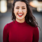 Jeune femme souriante devant fond urbain avec vitres-teintees-albi-teint-auto à Albi, Gaillac, Montauban, Castres, Lavaur, Graulhet,