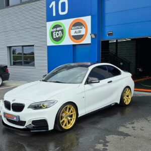 vitres-teintees-albi-teint-auto BMW blanche devant atelier à Albi, Gaillac, Montauban, Castres, Lavaur, Graulhet,